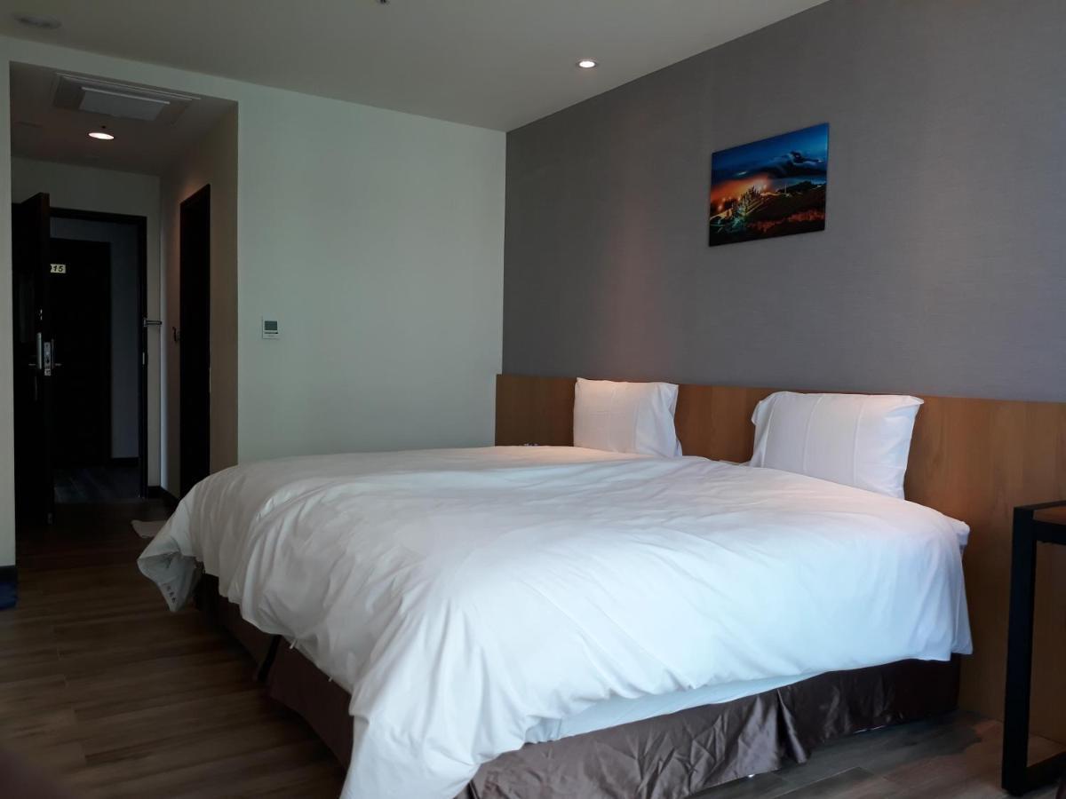 Honest & Warm Hotel Taoyuan Exteriör bild