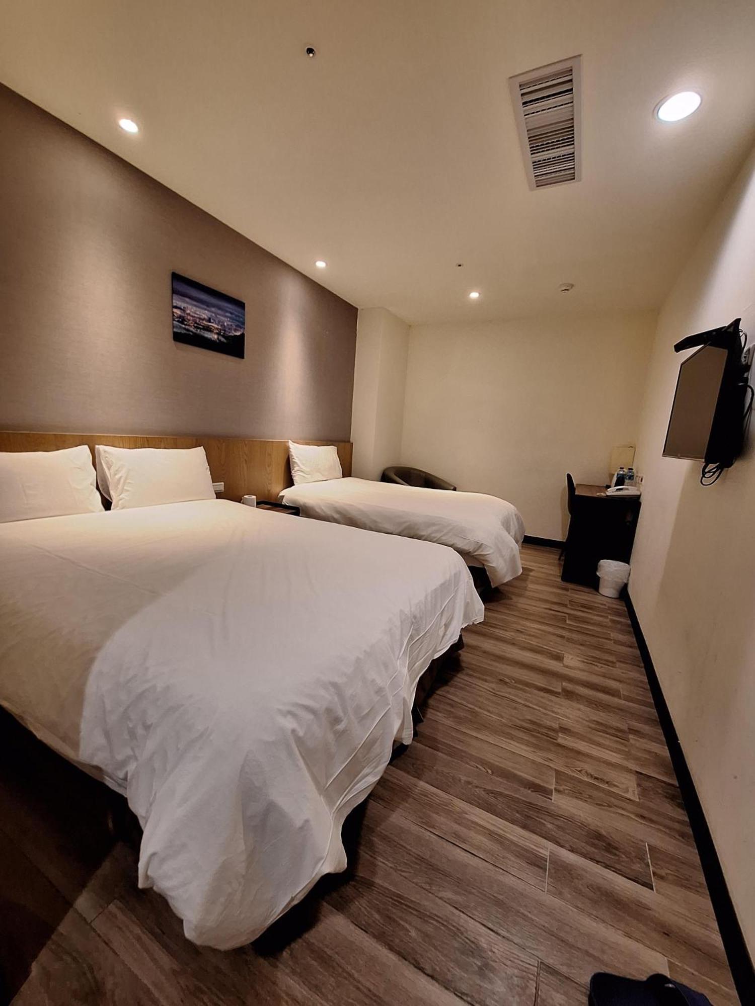 Honest & Warm Hotel Taoyuan Exteriör bild
