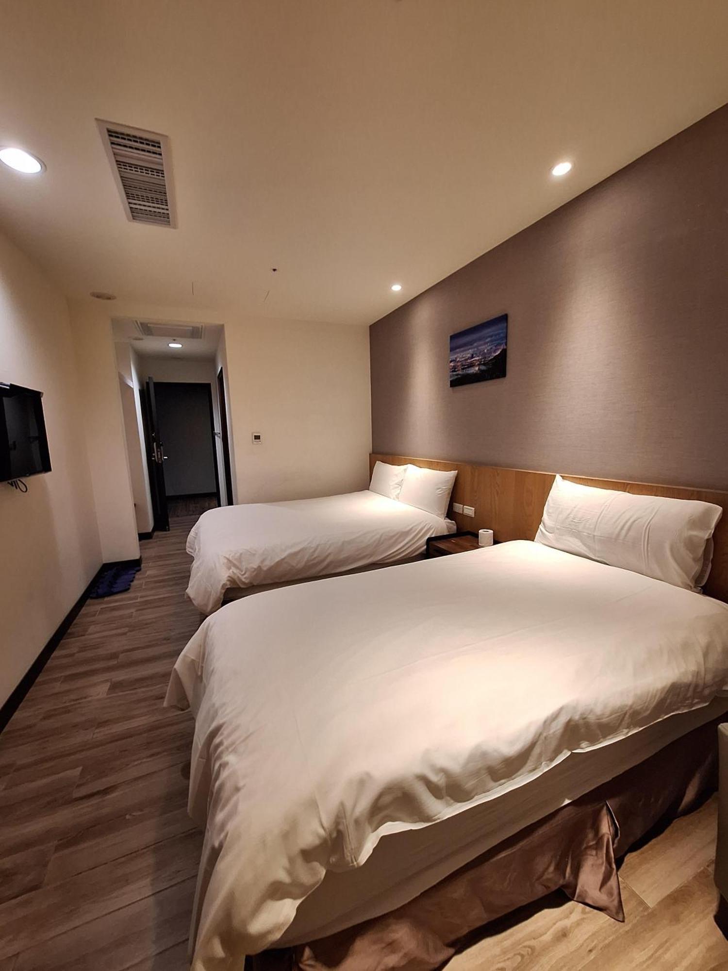 Honest & Warm Hotel Taoyuan Exteriör bild
