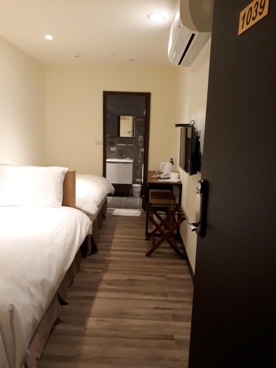 Honest & Warm Hotel Taoyuan Exteriör bild