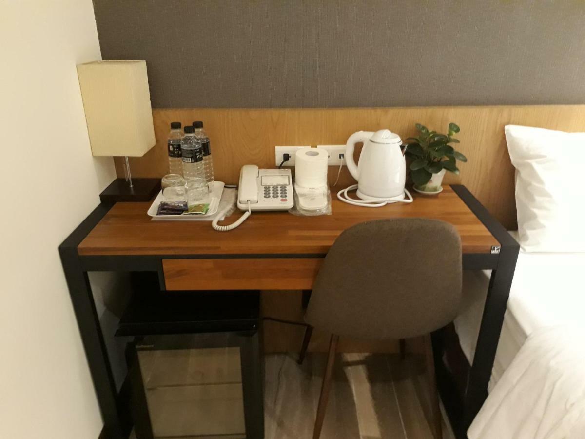 Honest & Warm Hotel Taoyuan Exteriör bild