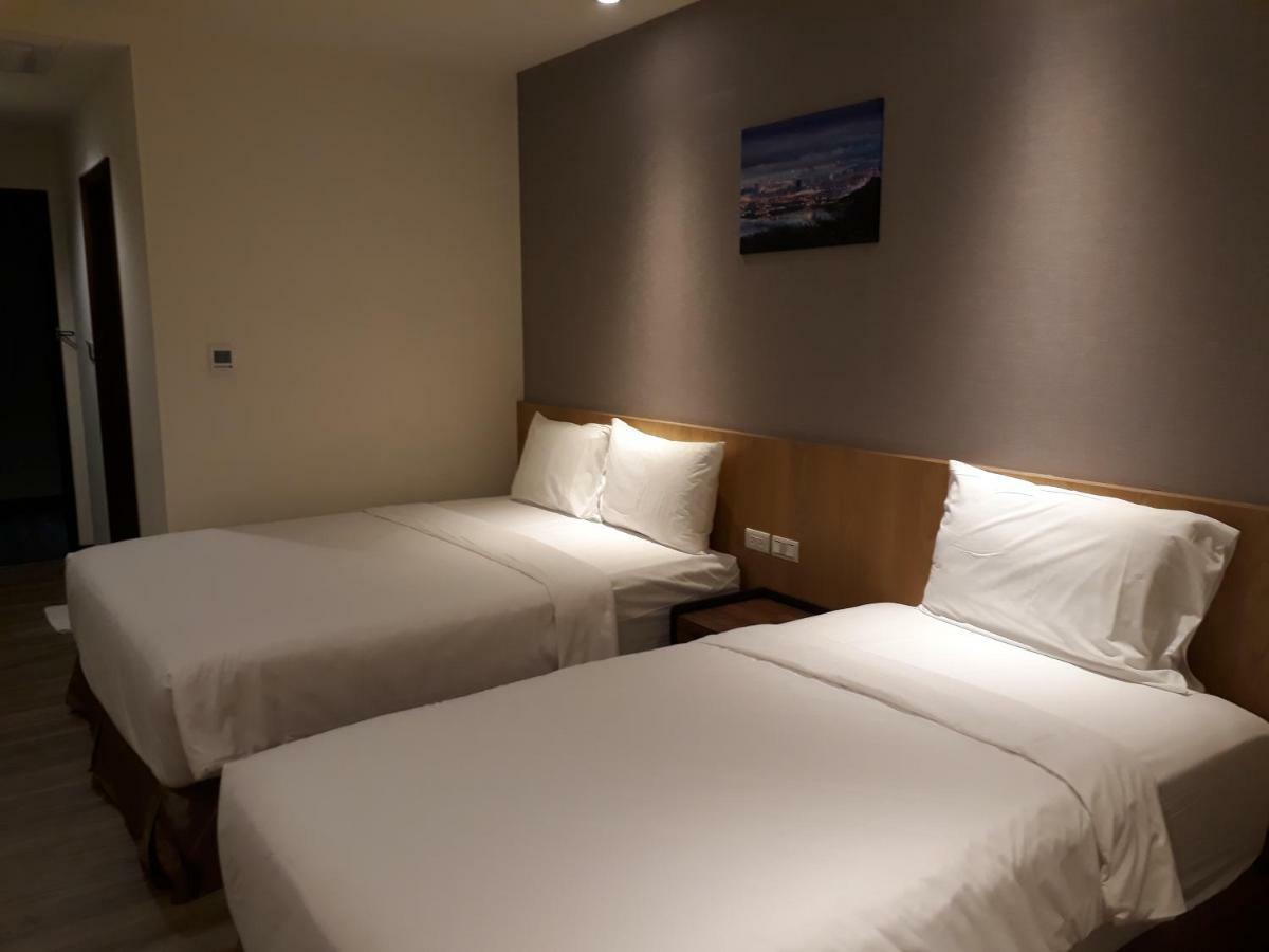 Honest & Warm Hotel Taoyuan Exteriör bild